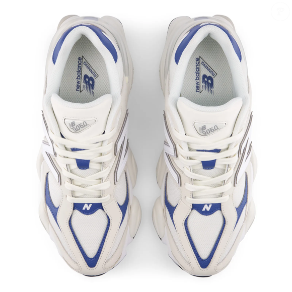 Com visual em branco off white e detalhes em azul marinho, o New Balance 9060 já desponta como um dos queridinhos da temporada