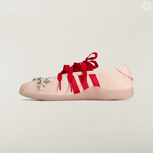 Por R$ 1.799,99, sapatilha estilo taekwondo Simone Rocha está disponível exclusivamente pelo aplicativo CONFIRMED da Adidas