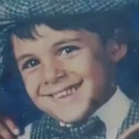 Esse garotinho sorridente não imaginava que reuniria multidões e deixaria saudade nos fãs após morte precoce