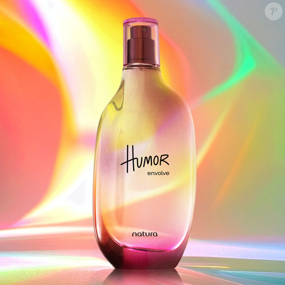 O Humor Envolve, da Natura, combina notas aldeídicas limpas e brilhantes com frutas roxas e um floral vibrante, criando uma fragrância que remete à sensação aconchegante de um edredom macio recém-lavado
