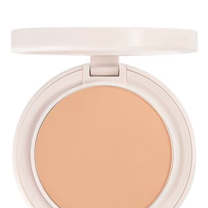 O toque final da pele ficou por conta do Natural Blur Brightening + Setting Powder na tonalidade Soft Pink, que selou e iluminou na medida certa
