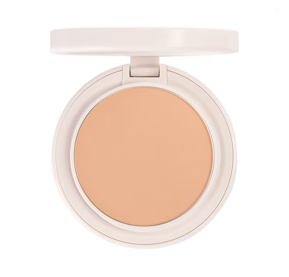 O toque final da pele ficou por conta do Natural Blur Brightening + Setting Powder na tonalidade Soft Pink, que selou e iluminou na medida certa