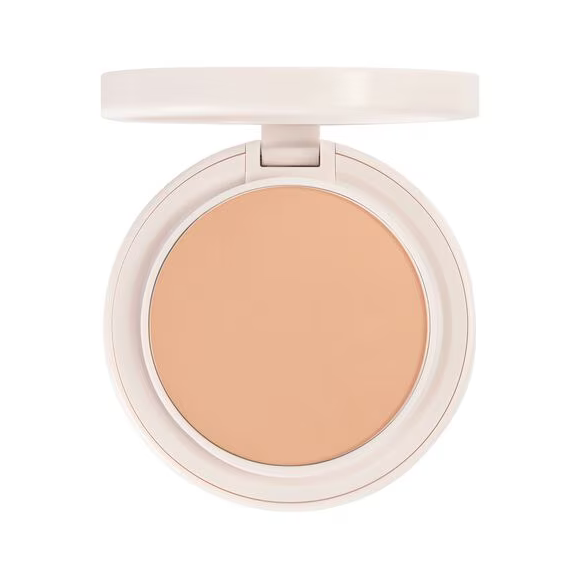 O toque final da pele ficou por conta do Natural Blur Brightening + Setting Powder na tonalidade Soft Pink, que selou e iluminou na medida certa