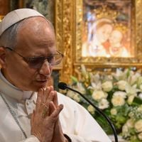 Papa Leão XIV visita túmulo do Papa Francisco pela 1ª vez e faz homenagem singela, mas muito emocionante. Veja fotos!