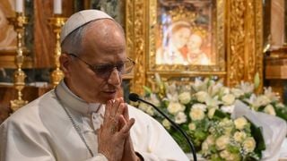 Papa Leão XIV visita túmulo do Papa Francisco pela 1ª vez e faz homenagem singela, mas muito emocionante. Veja fotos!