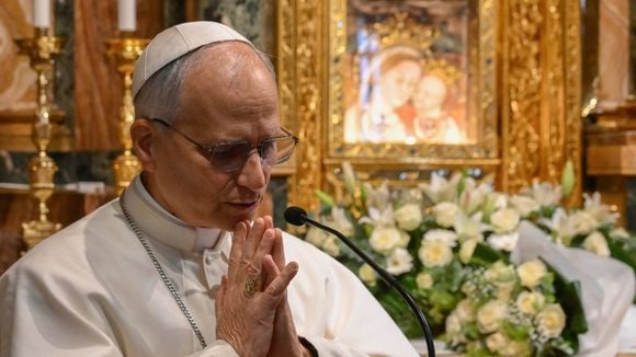 Papa Leão XIV visita túmulo do Papa Francisco pela 1ª vez e faz homenagem singela, mas muito emocionante. Veja fotos!