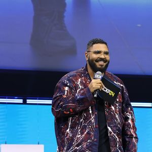 Paulo Vieira fez referência à suposta briga de Cauã Reymond com Humberto Carrão e pediu que Fábio Porchat abaixasse o braço: ‘Tá com ‘cecê’ de seis braços’