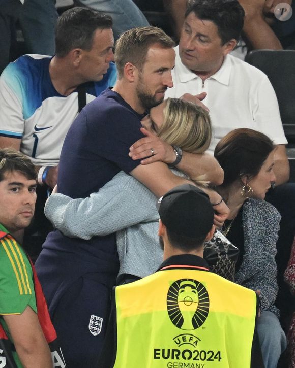 Harry Kane e Katie Goodland construíram a relação muito antes da carreira do atacante decolar. O casal mantém uma vida familiar discreta mesmo com a fama internacional