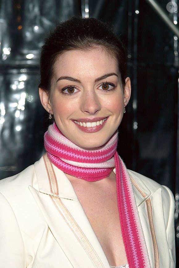 2003: já viram Anne Hathaway sem maquiagem? Olha só a beleza natural da atriz!