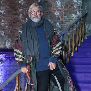 Paulo Borges apostou em um look marcado por sobreposições e estampas para prestigiar o evento fashion em São Paulo. O empresário combinou uma blusa azul-marinho e calça preta com um longo casaco estampado em tons de verde, vinho e bege, finalizando a produção com cachecol cinza e sapatos pretos