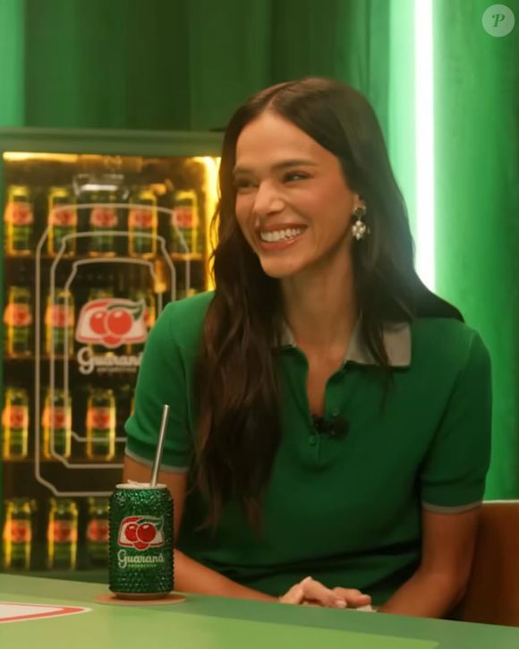 Para equilibrar o visual, a atriz apostou em uma camisa polo de algodão da Miu Miu (R$ 11.500), grife que vem liderando o retorno do preppy style