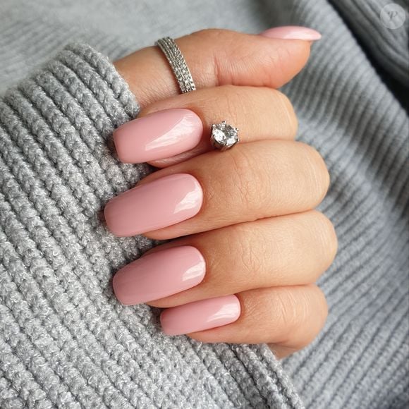 Esmalte rosa nude é aposta certeira para unhas na primavera