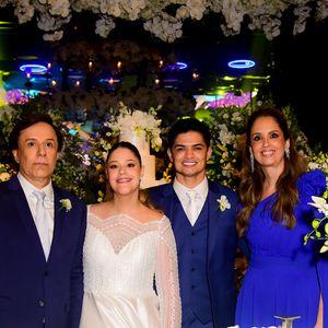 Tom Cavalcante e a mulher, Patrícia Lamounier, posaram com a filha, Maria Cavalcante, e o genro, Cristiano