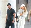 Ao lado do marido Joaquim Valente, Gisele Bündchen apostou em um aerolook comfy de moletom reto