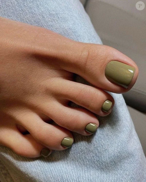 Tons como verde-musgo, oliva e verde-garrafa aparecem como alternativa moderna ao vermelho tradicional, trazendo um ar contemporâneo e luxuoso para a pedicure de fim de ano.