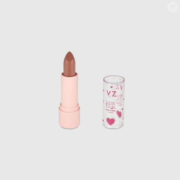 O Batom Bala ELA é Determinada, da Vizzela, combina marrom intenso, conforto e hidratação em acabamento soft matte.
