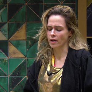 Na tarde deste sábado (28), Ana Paula chegou a se recusar a participar de uma ação de patrocinador devido a dores no corpo e coluna