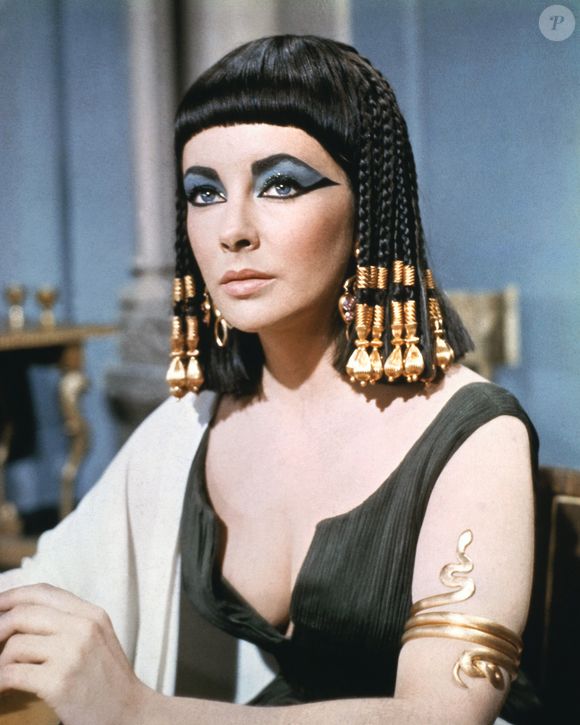 Elizabeth Taylor no filme "Cleópatra", pesquisadores revelam como seria o perfume usado por Cleópatra: 'Adocicado e marcante'