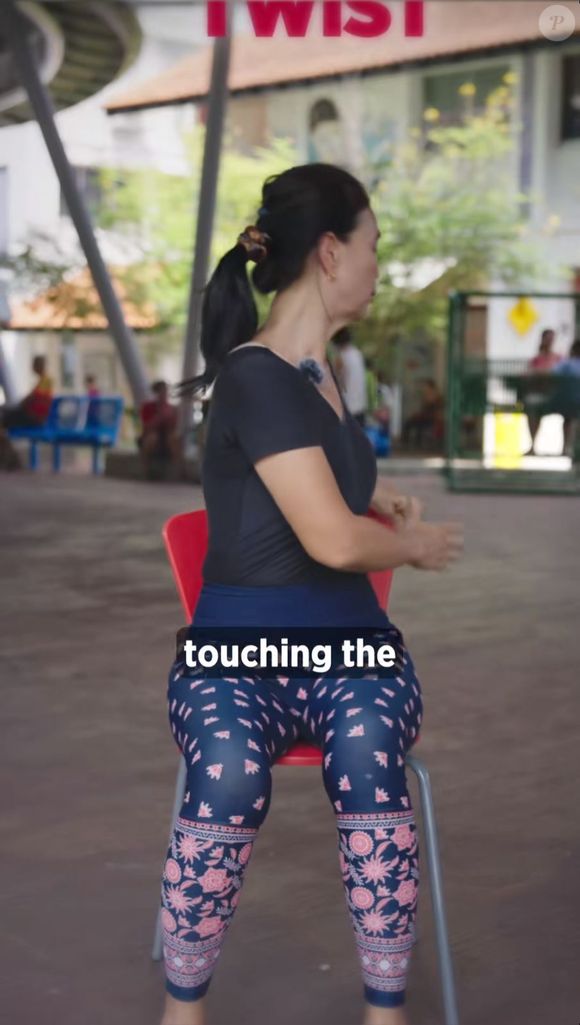 Em um dos exercícios da instrutora, vamos fazer a rotação da coluna, melhorando a flexibilidade e a mobilidade da região, além de tirar a tensão da região superior das costas.