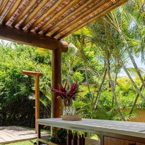Casa de Heloísa Périssé: detalhes revelam decoração em madeira e muito bom gosto