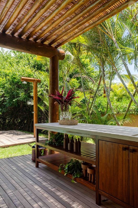 Casa de Heloísa Périssé: detalhes revelam decoração em madeira e muito bom gosto