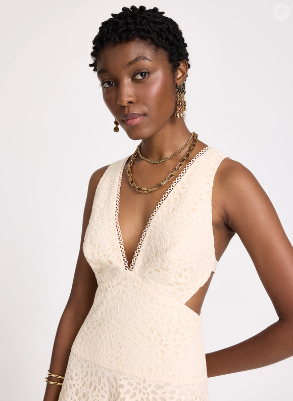 Para uma celebração durante o dia, o Vestido Talia Feminino, da Le Lis, combina laise por toda a peça, saia fluida e acabamento rendado em uma proposta leve e sofisticada. O modelo custa R$ 512,00