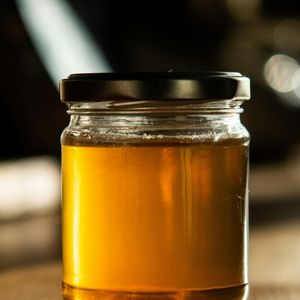 Caldo de ossos também pode melhorar a qualidade do sono, é um aliado para o intestino e ainda promove o fortalecimento do sistema imunológico