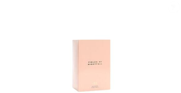 O segredo do sucesso do Fields at Nightfall está no equilíbrio entre elegância e leveza, características que fazem da fragrância uma escolha versátil para o dia e a noite
