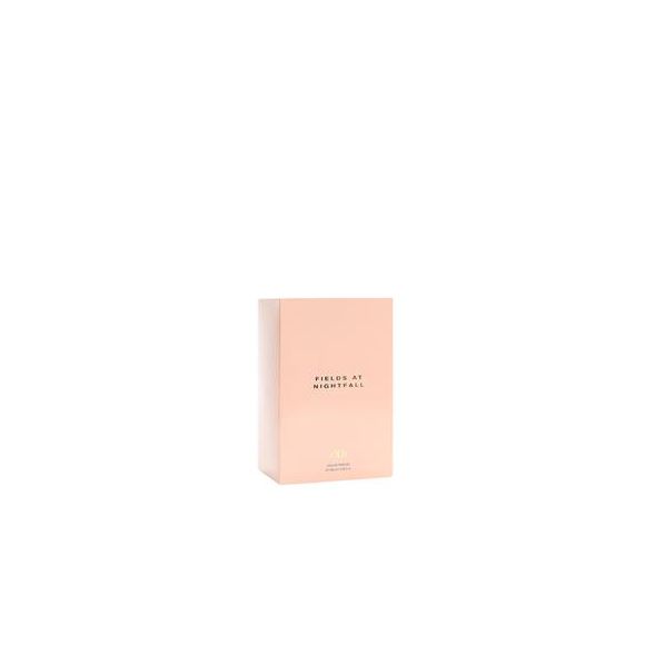 O segredo do sucesso do Fields at Nightfall está no equilíbrio entre elegância e leveza, características que fazem da fragrância uma escolha versátil para o dia e a noite