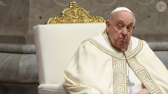 Papa Francisco teve reação espantosa: com um semblante visivelmente irritado, ele dá um tapa na mão da moça para soltá-la