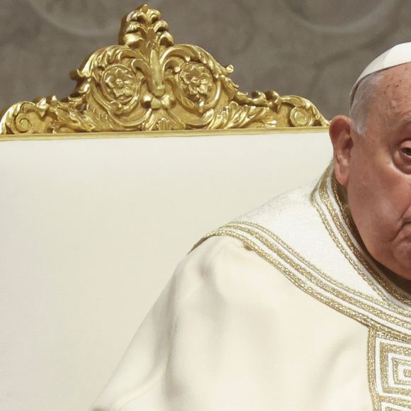 Papa Francisco teve reação espantosa: com um semblante visivelmente irritado, ele dá um tapa na mão da moça para soltá-la