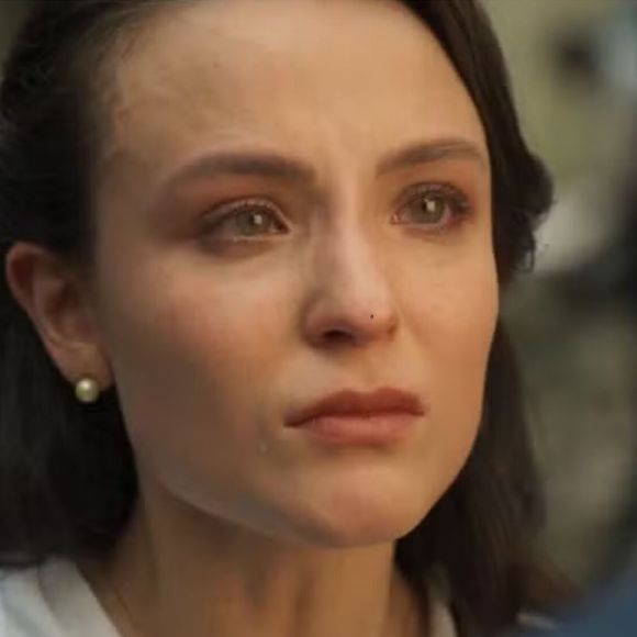 Estela (Larissa Manoela) conta para a filha sobre relação familiar após morte de Miriam (Leticia Sabatella)