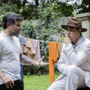 O diretor João Paulo Jabur e Sergio Guizé nos bastidores da cena do reencontro entre Candinho e Samir.