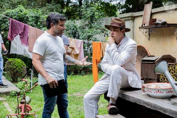 O diretor João Paulo Jabur e Sergio Guizé nos bastidores da cena do reencontro entre Candinho e Samir.