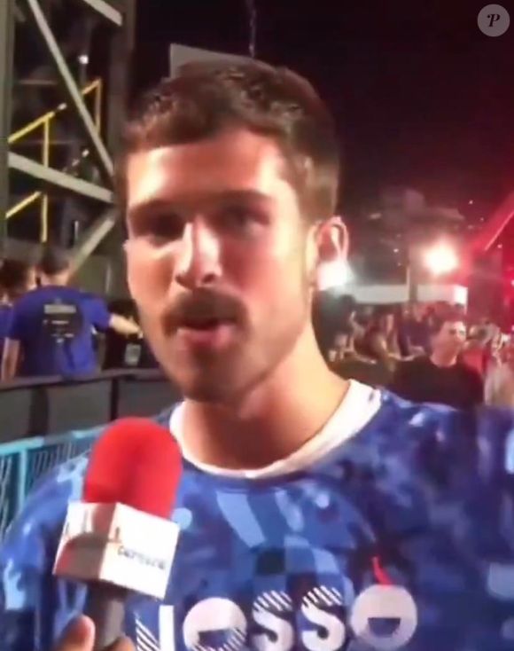 "Quem me derruba? Ninguém, porra!" João Guilherme exalta momento de alegria e manda recado durante a folia.