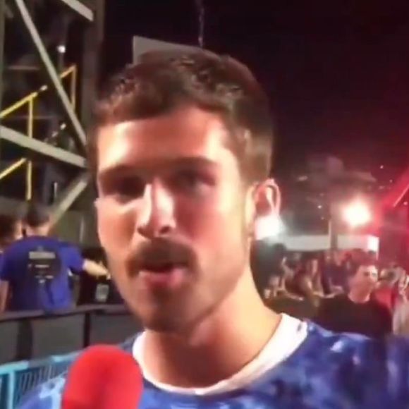 "Quem me derruba? Ninguém, porra!" João Guilherme exalta momento de alegria e manda recado durante a folia.