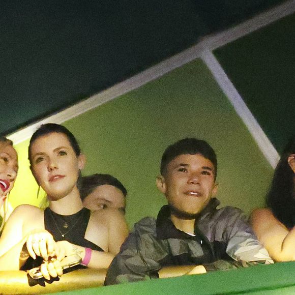 Filho de Wanessa Camargo, José Marcus assistiu show da mãe ao lado de Renata Brás