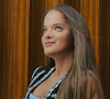 Apaixonada por boho-chique, Rafaella Justus transforma look basiquinho na tendência do momento com um colete bordado. Fotos!