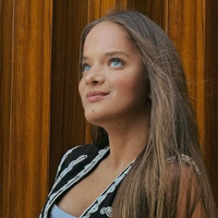 Apaixonada por boho-chique, Rafaella Justus transforma look basiquinho na tendência do momento com um colete bordado. Fotos!