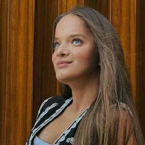 Apaixonada por boho-chique, Rafaella Justus transforma look basiquinho na tendência do momento com um colete bordado. Fotos!