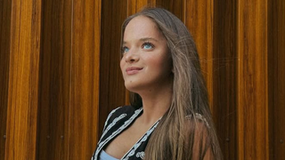 Apaixonada por boho-chique, Rafaella Justus transforma look basiquinho na tendência do momento com um colete bordado. Fotos!