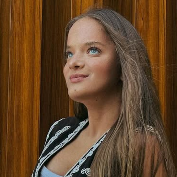 Apaixonada por boho-chique, Rafaella Justus transforma look basiquinho na tendência do momento com um colete bordado. Fotos!