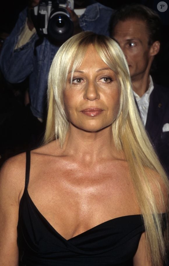 1997: essa é uma foto rara de Donatella Versace mostrando sua beleza antes de começar a ficar diferente