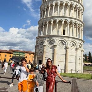 Os registros da viagem de Patricia Abravanel à Itália repercutiram nas redes sociais após a apresentadora aparecer sem a aliança de casamento. Segundo o Alô Alô Bahia, ela viajou com os filhos e a mãe, enquanto os rumores sobre o relacionamento com Fabio Faria continuaram sem esclarecimento público do casal