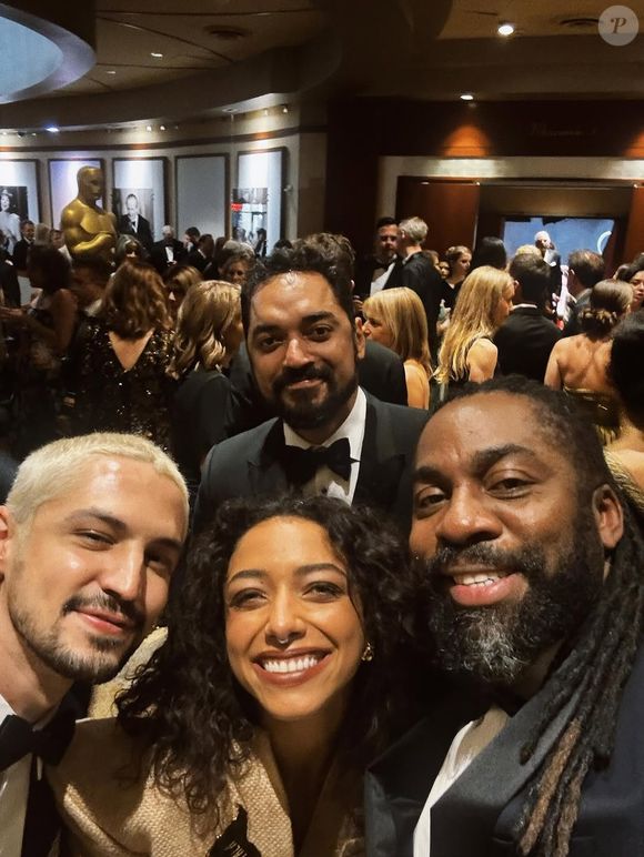 Lázaro Ramos posou com outros atores do elenco de 'O Agente Secreto'