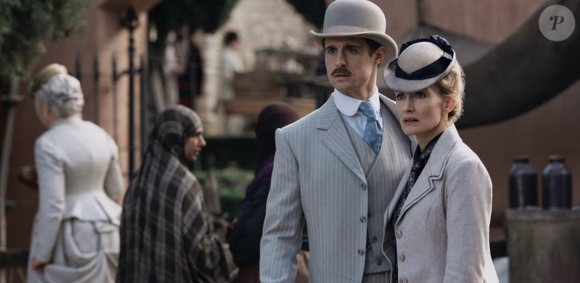 A série 'Jovem Sherlock', do Prime Video', conta com grandes artistas no elenco, dentre eles o ator Max Irons interpretando Mycroft Holmes, irmão mais velho do principal, Sherlock.