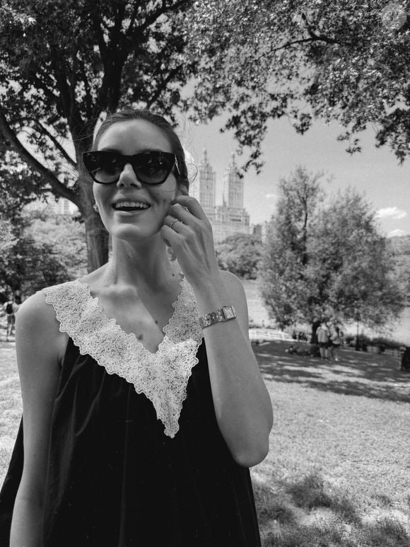 O vestido preto de Camila Queiroz, com detalhes de renda creme, chamou atenção durante o passeio da atriz com Klebber Toledo e a filha Clara pelo Central Park