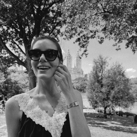 O vestido preto de Camila Queiroz, com detalhes de renda creme, chamou atenção durante o passeio da atriz com Klebber Toledo e a filha Clara pelo Central Park
