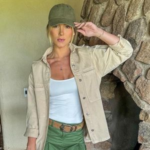 Virginia Fonseca com look em tons pasteis em viagem na África do Sul