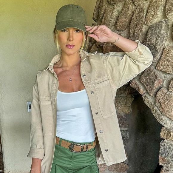 Virginia Fonseca com look em tons pasteis em viagem na África do Sul
